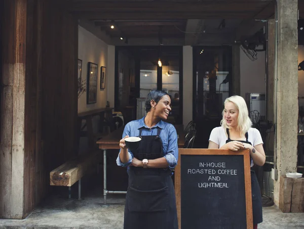 Mujeres baristas en la cafetería —  Fotos de Stock