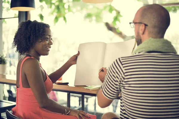 Frau und Mann arbeiten im Café — Stockfoto