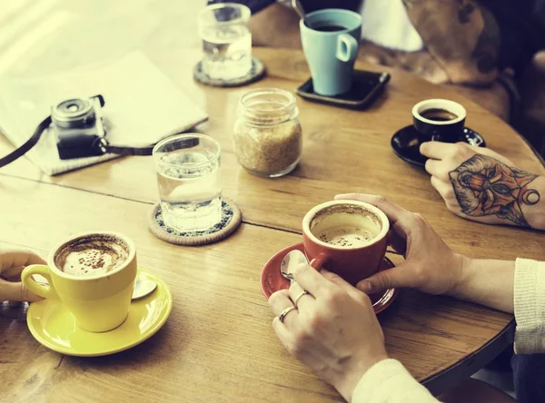 Folk drikker kaffe - Stock-foto