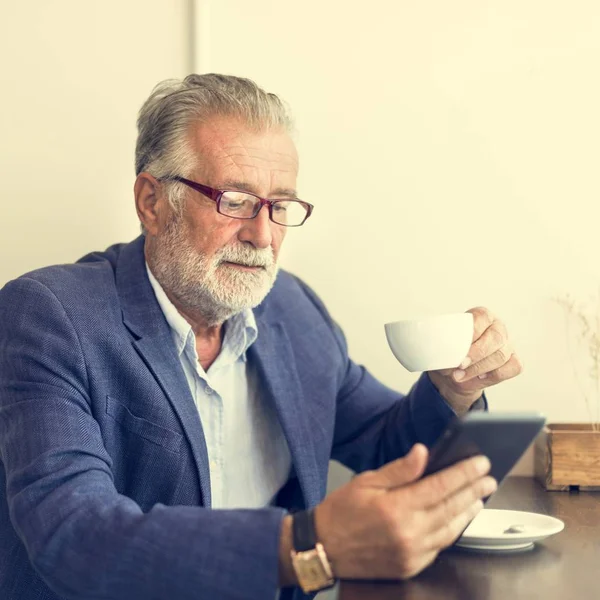 Starší muž pití kávy — Stock fotografie