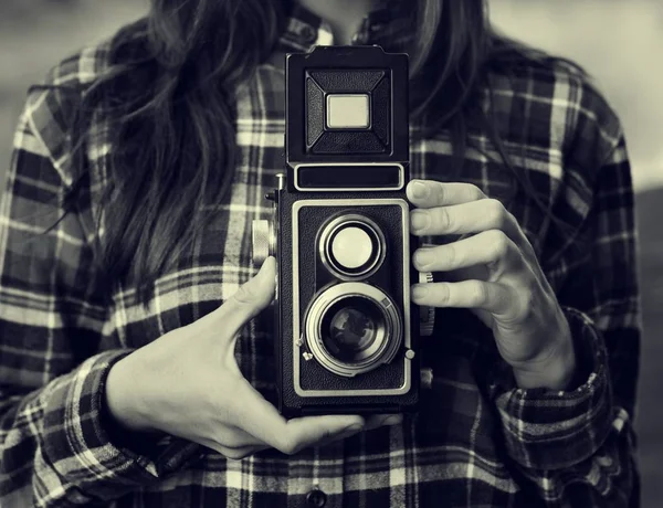 Φωτογράφος εκμετάλλευση κάμερα — Φωτογραφία Αρχείου