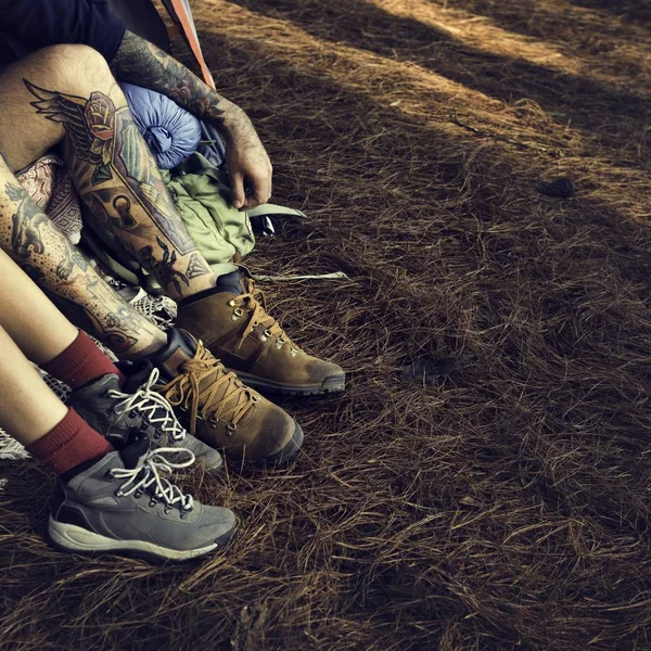 Paar ontspannen op Camping — Stockfoto