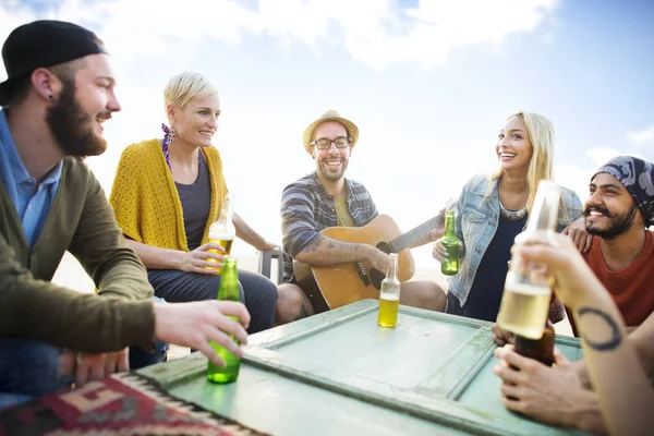 Personas que beben en la playa — Foto de Stock