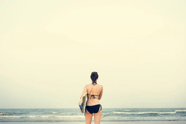 Kadın plajda surfboard ile — Stok fotoğraf
