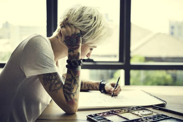 Donna con disegno tatuaggi — Foto Stock