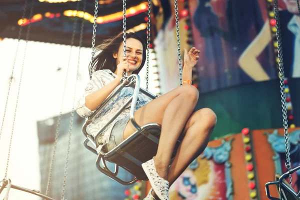 Vrouw op merry go round carrousel — Stockfoto