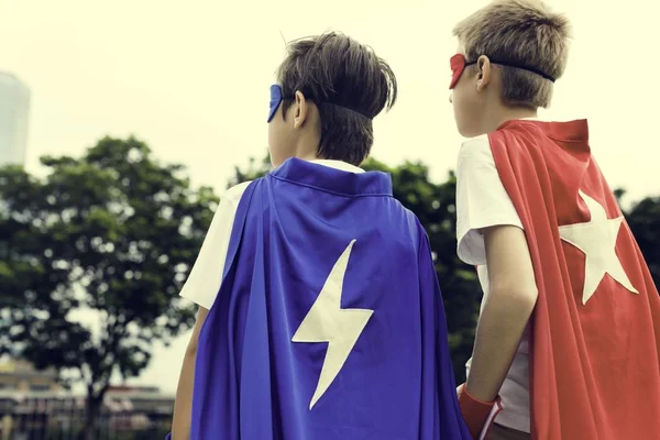 Meninos em fantasias super-heróis — Fotografia de Stock