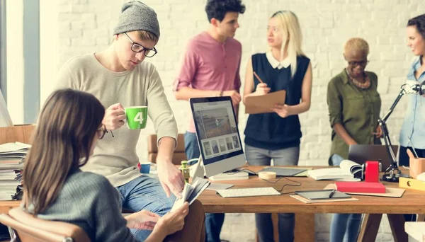 Hipsters trabajando en la oficina contemporánea —  Fotos de Stock