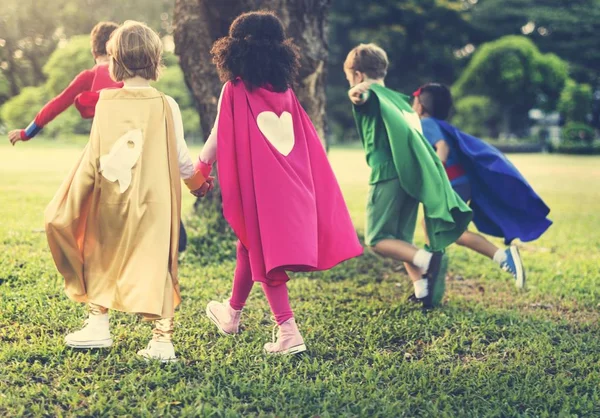 Superhéroe Niños jugando juntos — Foto de Stock