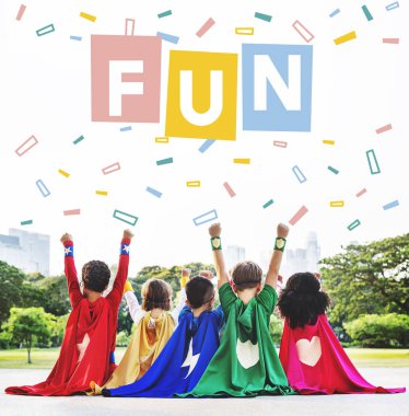 Birlikte oynayan süper kahraman çocukları