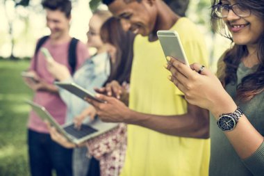 Yürüyüş ve dijital cihazlar kullanarak arkadaşlar