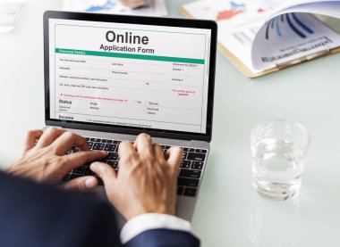 tipik dizüstü klavye üzerinde işadamı