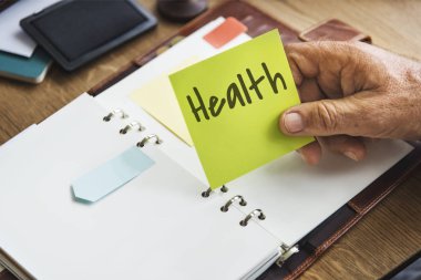 kişi holding sarı sopa not