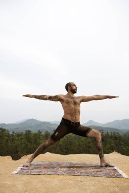 Yoga yapan bir adam.