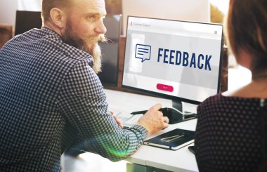 Bilgisayarda çalışan iş adamı 