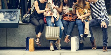 Alışveriş Merkezi oturan arkadaşları