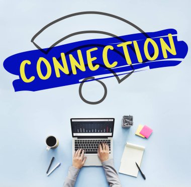 laptop ile çalışan kişi 