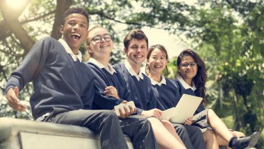 Çeşitli Öğrenciler üniversite üniformalı