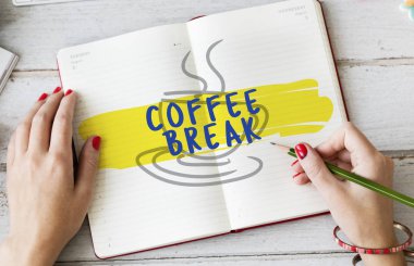 Günlüğe notlar yazan kadın