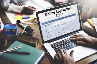 Dizüstü bilgisayar kullanan iş adamı