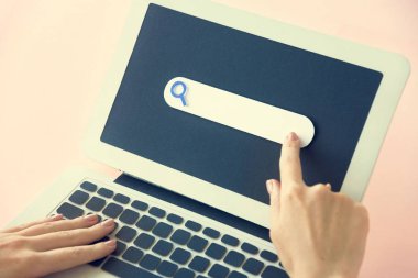 kişi bilgisayar ile çalışma