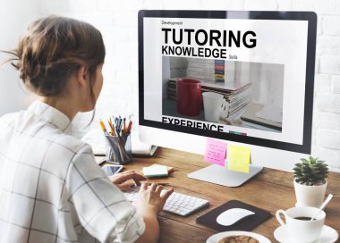 Studio bilgisayarla çalışma kız