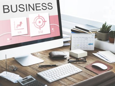 ekranda metin olan dizüstü bilgisayar