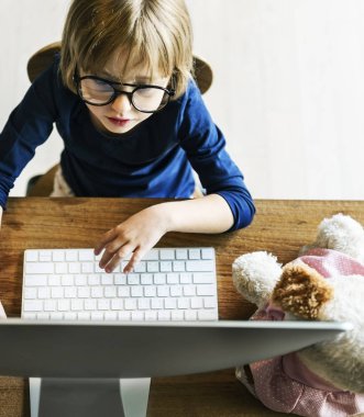 bilgisayar kullanan küçük kız