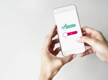 Cep telefonu ellerinde.