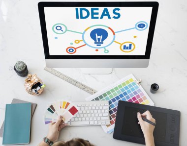 bilgisayarda çalışan tasarımcı