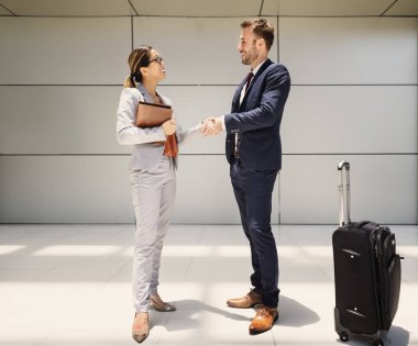 Ofise yürüyüş iş adamları