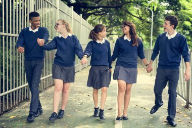 Çeşitli Öğrenciler üniversite üniformalı