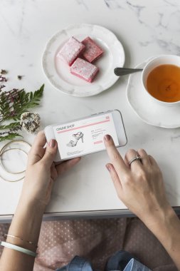 İnternetten alışveriş yapan kadın