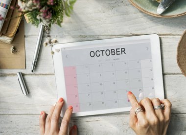 Tablet kullanan kadın