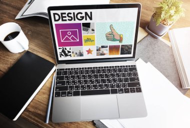 kahve fincanı ile masa üstünde laptop