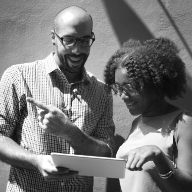  kadın ve adam tablet kullanma