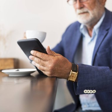 Cep telefonu kullanan adam