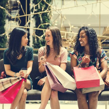 gülümseyen Alışverişkoliğin kadınlar