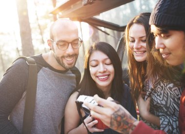 Genç arkadaşlar seyahat etmek fotoğraf makinesi ile