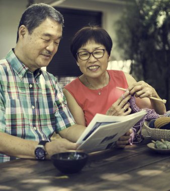  Çiftler dışarıda vakit geçiriyor.