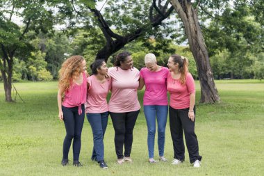 Kadınlar birbirlerine destek olurlar.