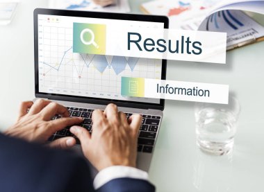 tipik dizüstü klavye üzerinde işadamı