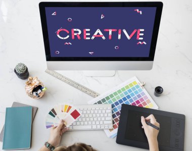 bilgisayarda çalışan tasarımcı