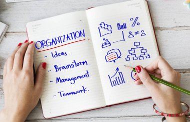 Günlüğe notlar yazan kadın