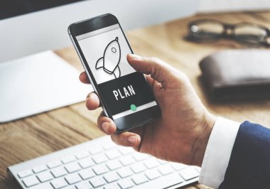 Akıllı telefon kullanan iş adamı