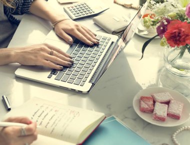 Dizüstü bilgisayarda çalışan kadın