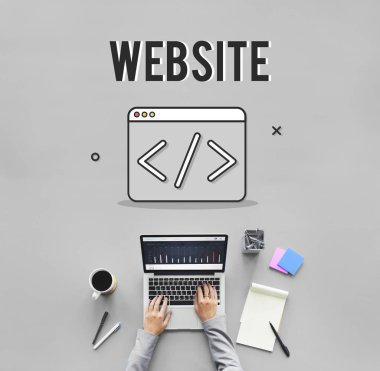laptop ile çalışan kişi 