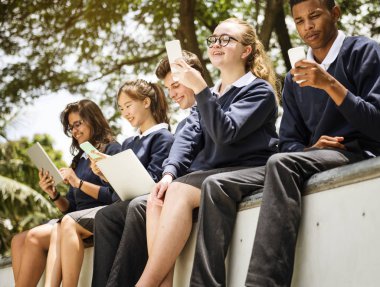 Çeşitli Öğrenciler üniversite üniformalı