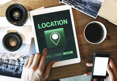  Dijital tablet kullanan adam