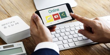 Akıllı telefon kullanan iş adamı